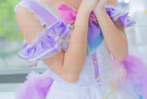 写真中的黑川和那金莲瓶儿，啊，这种碰撞真特意！