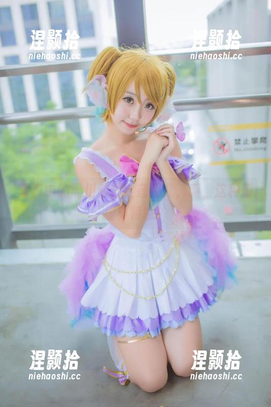 写真中的黑川和那金莲瓶儿，啊，这种碰撞真特意！